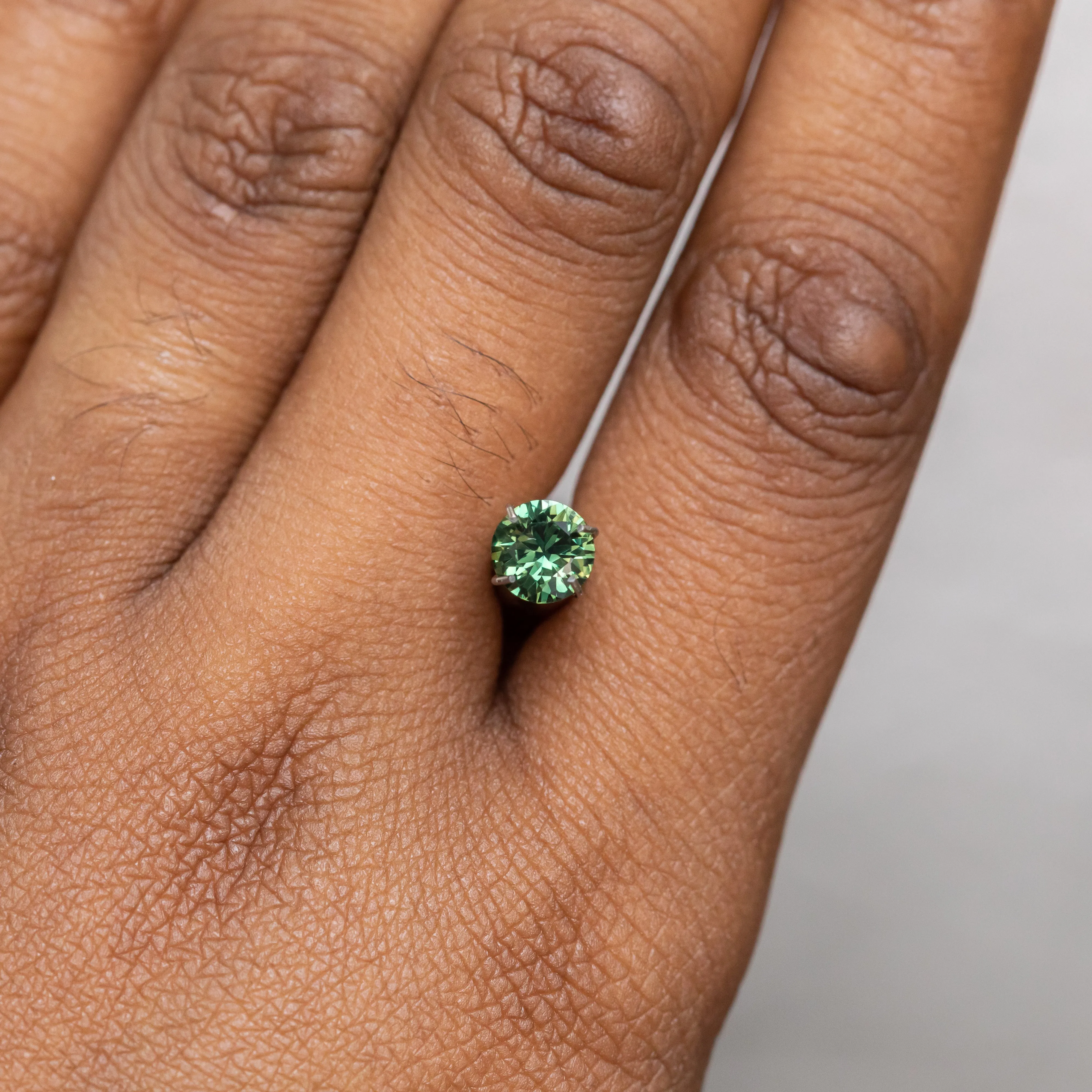 0.92CT ROUND NIGERIAN SAPPHIRE, SPRING GREEN, 5.98X3.51MM, UNTREATED