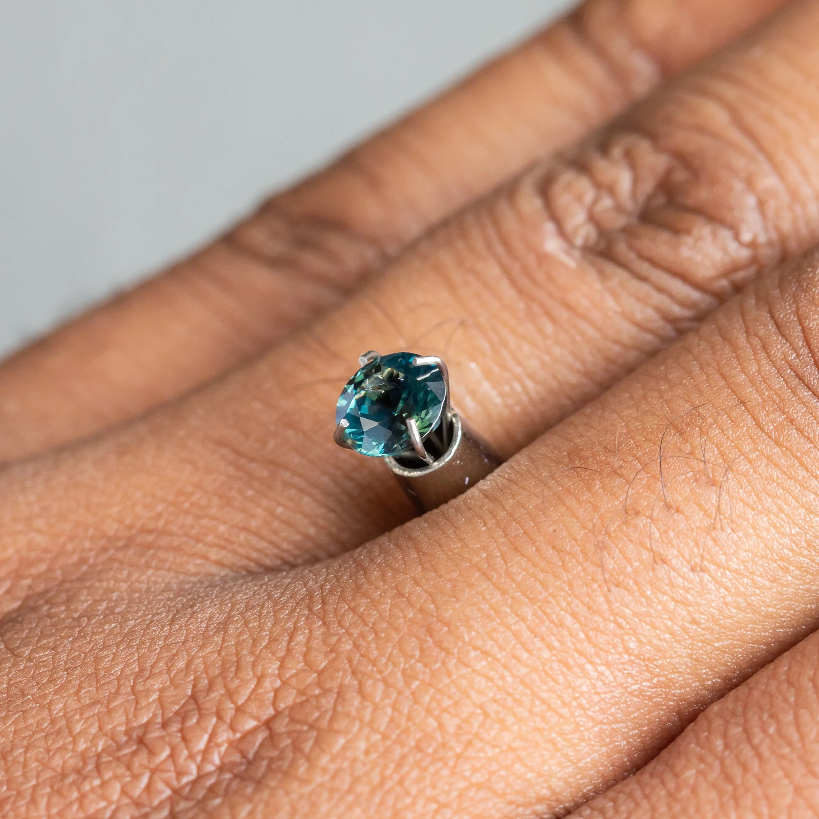 1.03CT ROUND NIGERIAN SAPPHIRE, TEAL BLUE GREEN, 6.02X3.83MM, UNTREATED