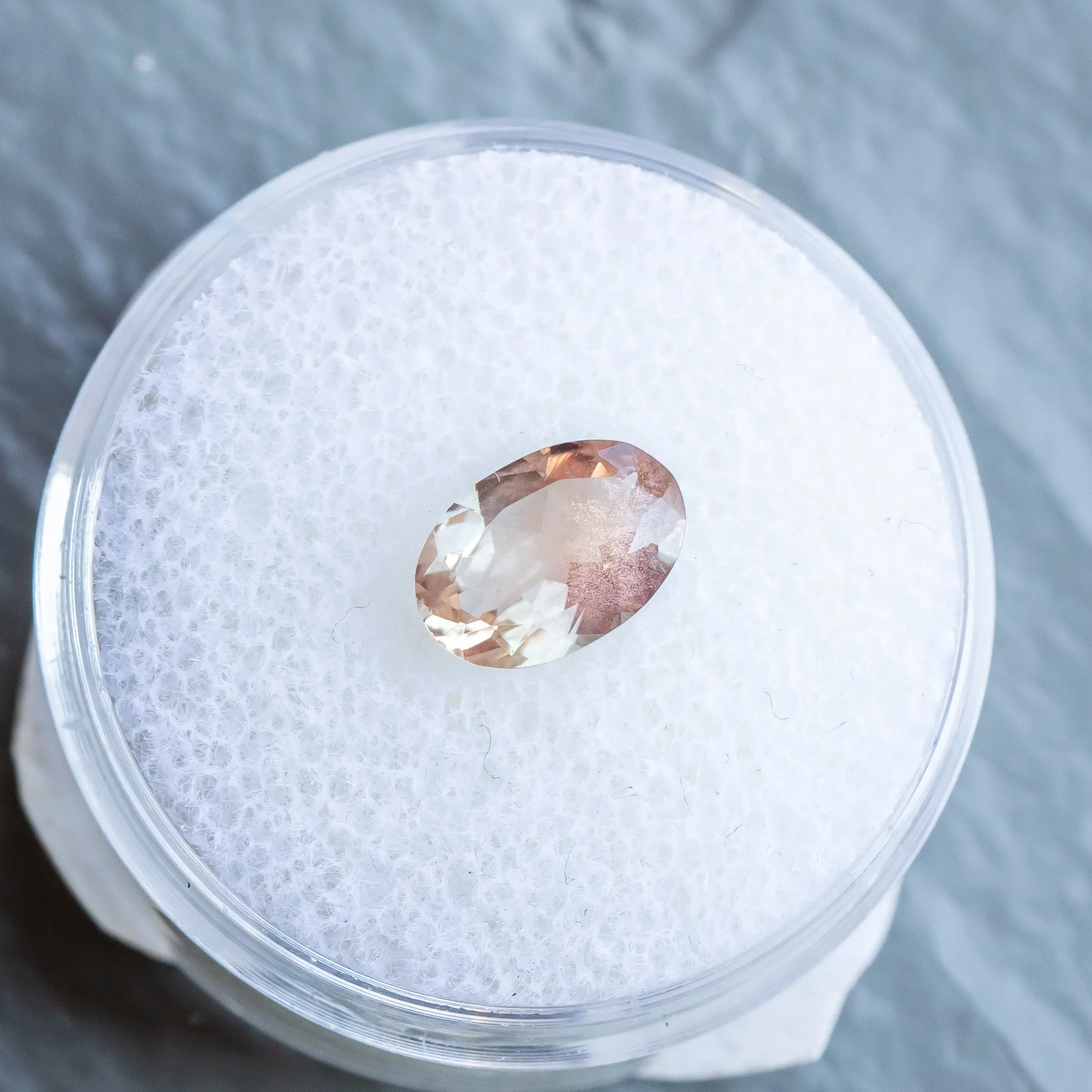 1.23CT OVAL OREGON SUNSTONE, LIGHT PEACH, 6.11X9MM