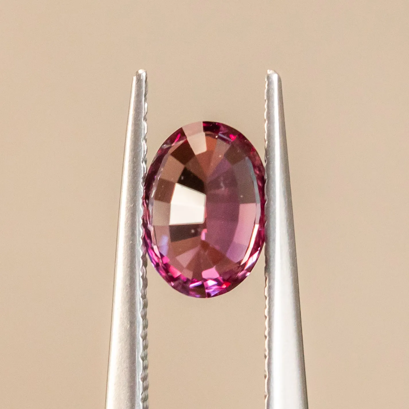 1.33CT OVAL SAPPHIRE, RASPBERRY PINK AND ORANGE , 7.30X5.33X4.08MM, UNTREATED