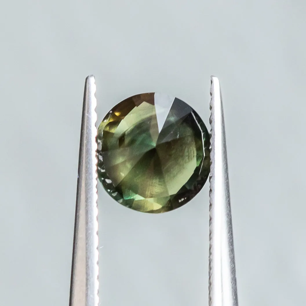 1.53CT ROUND NIGERIAN SAPPHIRE, COGNAC TO MOSS GREEN, 7.00X6.92MM, UNTREATED