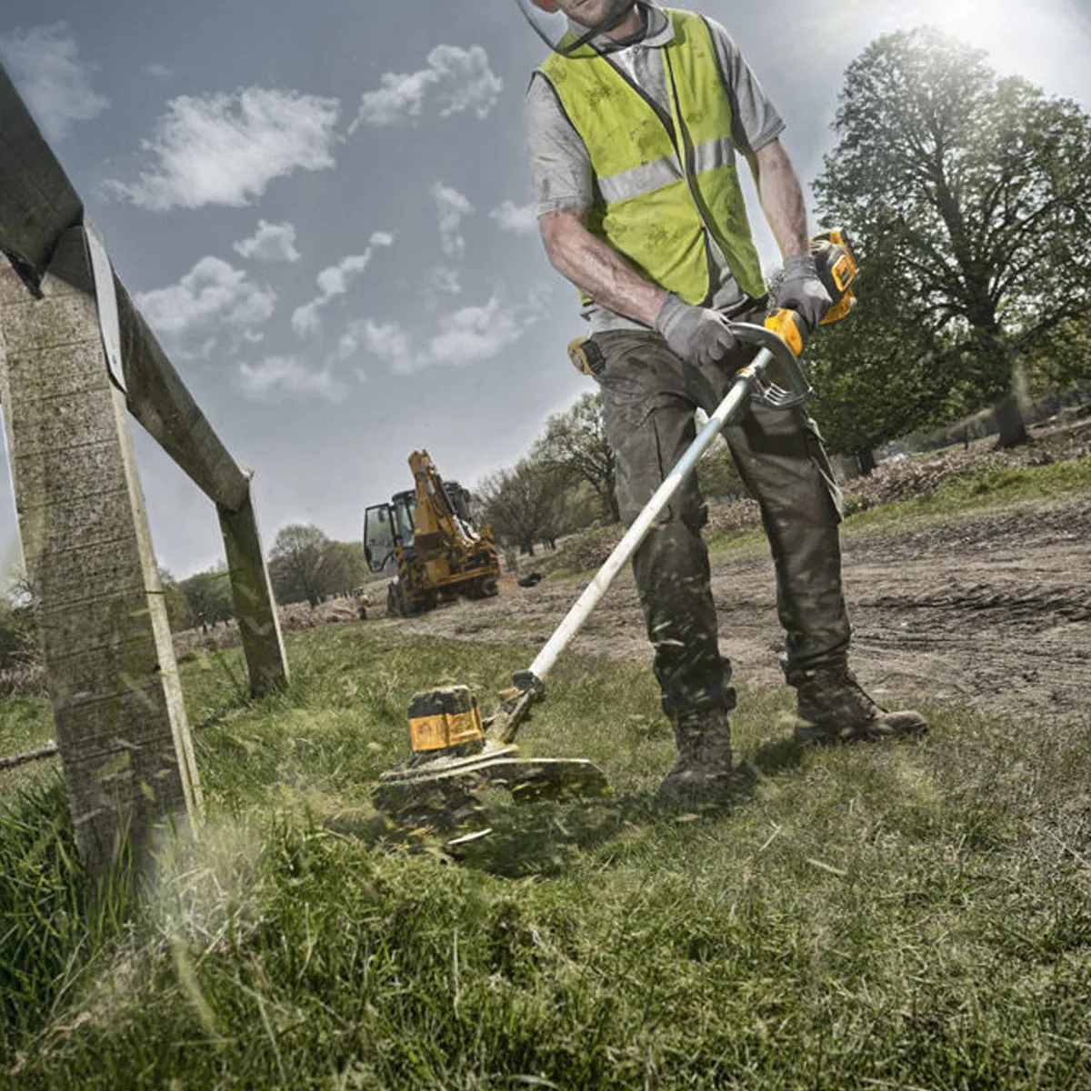 Dewalt DCM561P1S 18V Brushless Split Shaft String Trimmer with 1 x 5.0Ah Battery & Charger